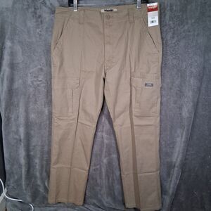NWT Wrangler Relax Fit Stretch Classic Cargo Pants Mens 36x30 Inseam Beige
